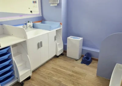 Photo de la salle de soin de la micro crèche de Juvisy-sur-Orge avec les tables à langer pour changer bébé