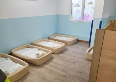 Photo de la salle de repos de la micro crèche de Juvisy-sur-Orge avec des petits lits au sol pour les dodos des enfants